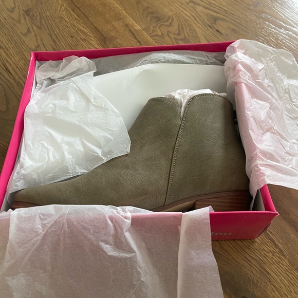 Size 10 Viv and Lou Taupe short boots - Picture 4 of 4